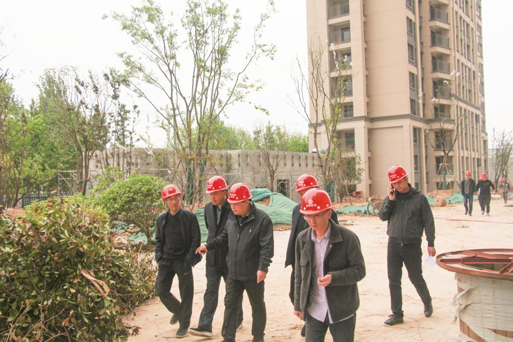 鄭州市國資委黨委書記、主任李秀山一行到美好天境苑項(xiàng)目調(diào)研指導(dǎo)安全生產(chǎn)工作